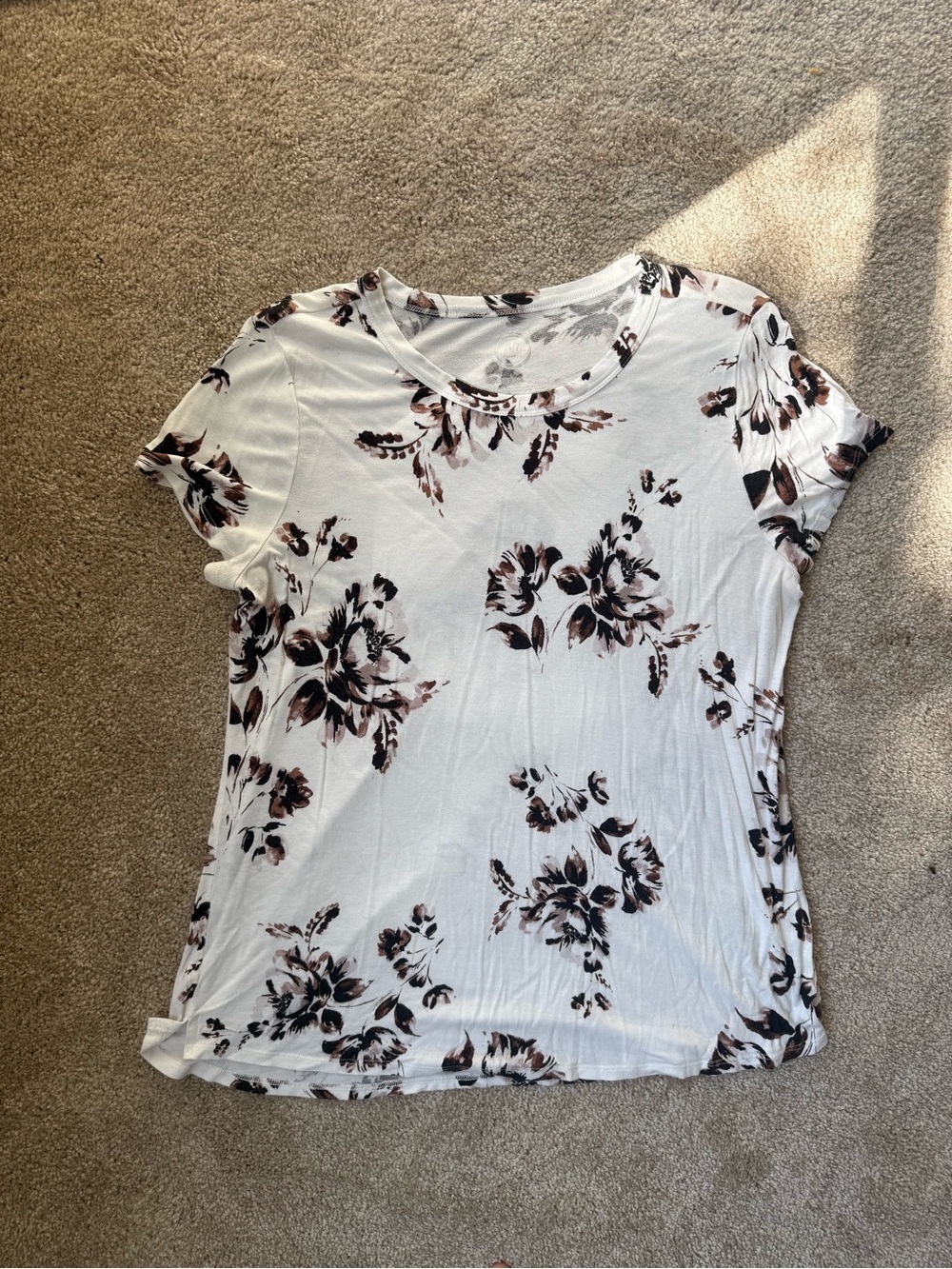 Maurices White Short Sleeve Floral Crewneck Top with Brown Accents